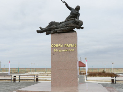 Аралда «Соңғы парыз» романының кейіпкерлеріне ескерткіш қойылды