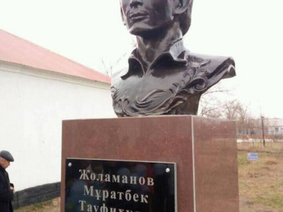 Суретші Мұратбек Жоламановтың мүсіні орнатылды