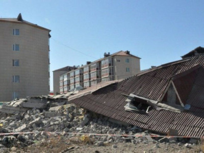Олақ құрылысшы, опырылған ғимарат