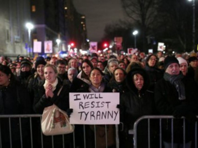 Голливуд жұлдыздары Нью-Йоркте Трампқа қарсы митинг өткізді