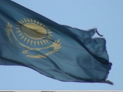 Оқу ордасының ғимаратында жыртық ту желбіреп тұр
