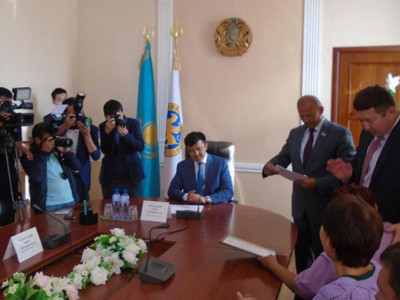 Ақтөбелік кәсіпкер су тасқыны кезінде баспанасыз қалған мүгедекке пәтер сыйлады
