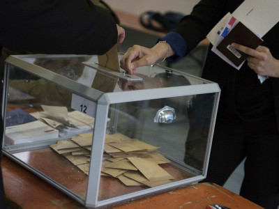 Франциядағы сайлау: Макрон 60 пайыз дауыспен Ле Пеннен алда келеді