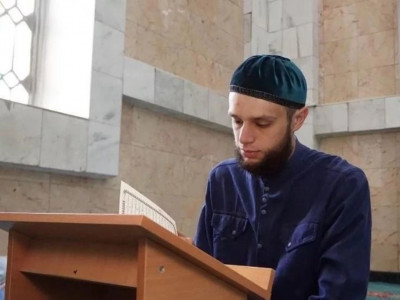 Азан үніне еліткен неміс жігіті ислам дінін қабылдап, намазға жығылды