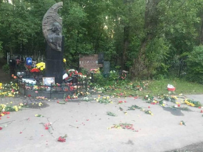 Виктор Цойдың зираты талқандалды