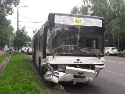 Алматыдағы жантүршігерлік жол апатында 2 автобус пен 4 жеңіл көлік соғысты
