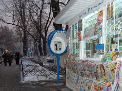 Қалада газет сатар дүңгіршек аз