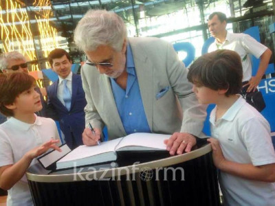Әйгілі опера әншісі Пласидо Доминго ЭКСПО-ны аралады