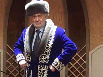 Пласидо Доминго шапан киіп түскен фотосын жариялады