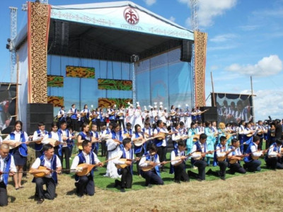 300 павлодарлық өнерпаз Жаяу Мұсаның «Құм жылан» күйін орындады
