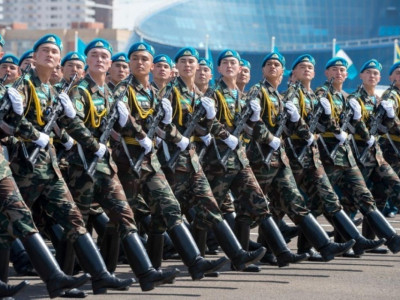 Сарбаз болып, сап түзеп...