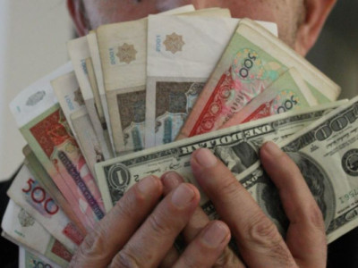 Мирзиёев өзбекстандықтарға валюта айырбастауға рұқсат берді