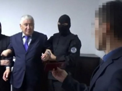"Қазақавтожолдың" Қарағанды облыстық филиалының директоры 17 миллион теңге парамен ұсталды