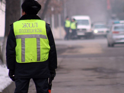 Жол ережесі: Полиция қызметкері өзі тоқтатқан көлікке бірден жақындауы шарт