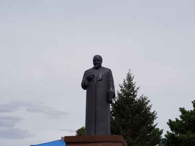 Ұлы Абайға Ақжардағы ескерткіш