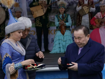 Болат Назарбаев жерлестеріне баспана салып берді