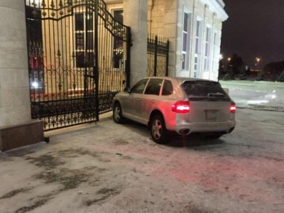 Қымбат көлікпен Ақорда қақпасын соққан полицейлер қызметінен қуылды
