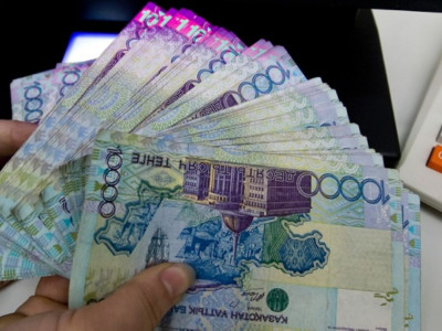 Аузынан сөзі,  қойнынан бөзі түскендер