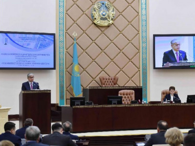 Сенат төрағасы банктерге өз акционерлерін несиелеуді шектеуді ұсынды