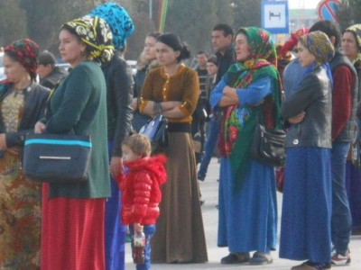 Түркіменстанда әйелдерге дұрыс киінбегені үшін айыппұл салады