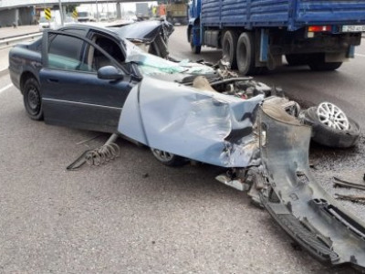 Алматыда ер адам жол бойында жүк көлігін жөндеймін деп қаза болды