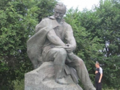 Достықтың қазығын қаққан ақын