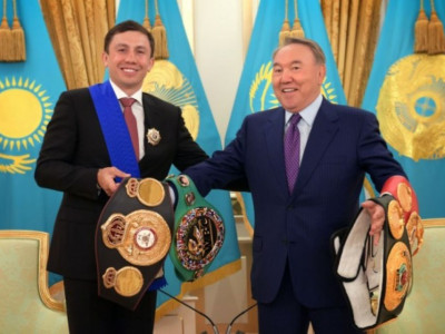 Головкин чемпиондық белбеуін Назарбаевқа сыйлады
