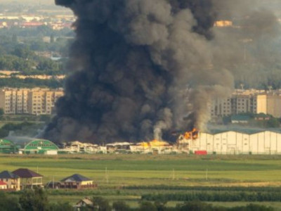 Алматыдағы Құлжа тасжолында қоймалар өртеніп жатыр