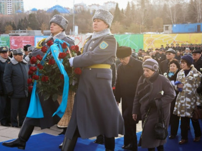 Алматыда Тәуелсіздік монументіне гүл шоқтары қойылды