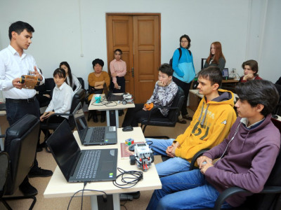 Жас ғалымдар робототехника бойынша стартап жобалар жасайды