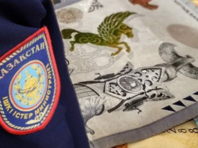 Алматыда 4 полицей пара алды деген күдікпен ұсталды
