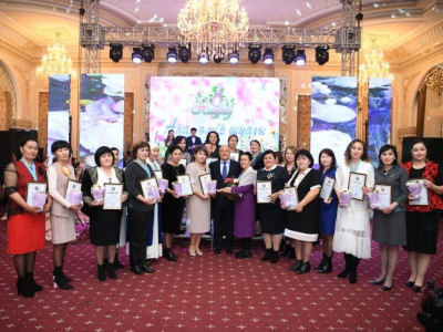 ТҮРКІСТАН: ӨҢІР БАСШЫСЫ АНАЛАРДЫ ТӨЛ МЕРЕКЕСІМЕН ҚҰТТЫҚТАДЫ