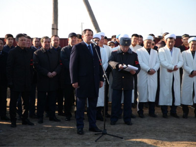 Атырауда қаза тапқан полицейді мыңдаған адам соңғы сапарға шығарып салды