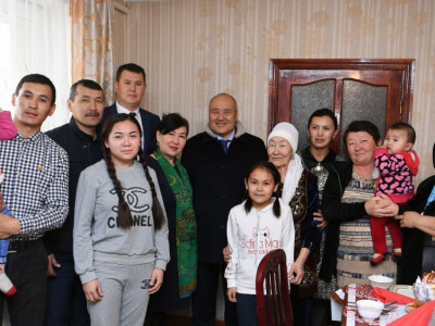 ТҮРКІСТАН: ОБЛЫС ӘКІМІ КӨПБАЛАЛЫ АНАЛАРДЫҢ ҮЙІНЕ БАРДЫ