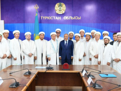 Өмірзақ Шөкеев имамдармен кездесті