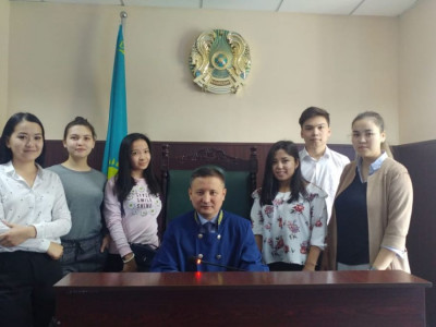 Алатау аудандық сотында студенттермен кездесу өтті