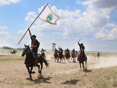 Көкпар тартып, теңге іліп, жамбы атқан