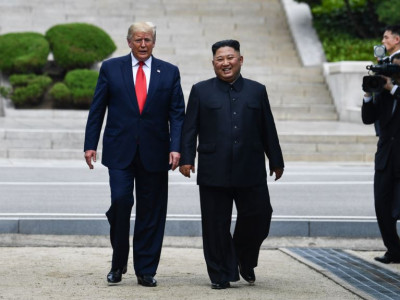 Дональд Трамп және Ким Чен Ын Корея шекарасында кездесті