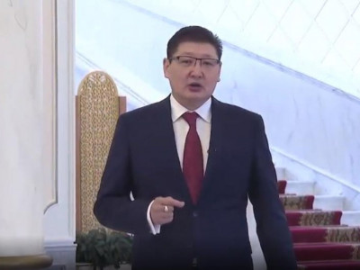 Б. Уәли Абай өлеңінен үзінді оқу эстафетасын Мекемтас Мырзахметовке жолдады
