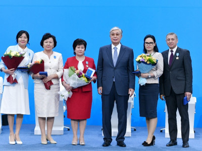Президент үздік педагогтарды марапаттады