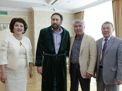 Министрлік шетелдіктерге кигізетін шапанның бағасы белгілі болды