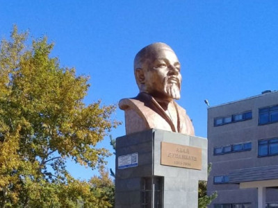 "Тақиялы Ленин": Ақмола облысындағы Абай ескерткішіне жұрт наразы