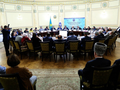 ЖАНСЕЙІТ ТҮЙМЕБАЕВ АССАМБЛЕЯ МҮШЕЛЕРІМЕН ЖОЛДАУДЫ ТАЛҚЫЛАДЫ