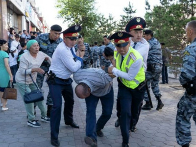 Заңсыз митингтер: Полиция 100-ге жуық адамды ұстады