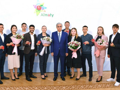 Мемлекет басшысы балалар үйінің тәрбиеленушілеріне пәтер кілтін табыстады