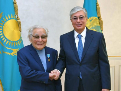 Президент Әбдіжәміл Нұрпейісовке «Алтын жұлдыз» белгісін табыстады