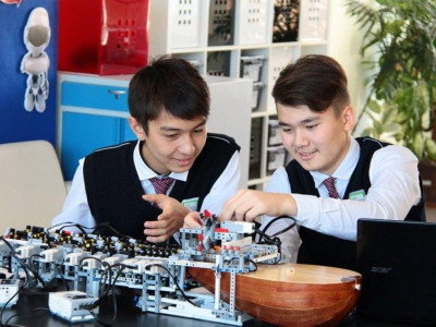 Семейлік оқушылар домбырада еркін ойнайтын робот құрастырды
