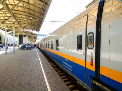 Әуе билеттерінің күші жойылған жолаушылар үшін пойыздарға қосымша вагондар тіркеледі