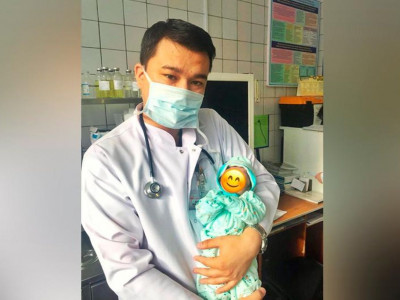 Алматылық дәрігерлер екі күндік шақалақты өлімнен аман алып қалды