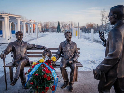 АССАЛАУМАҒАЛЕЙКҮМ,  ҮШ АРЫС!
